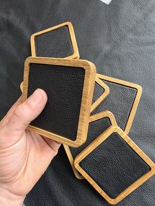 Posavasos Cuadrados Modernos de Madera TIMELESS CRAFT con Inserto de Cuero Negro, Resistentes al Calor y Ecológicos, para Proteger Tazas de Té y Café - Product Image 3