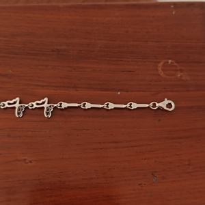 Bracelet à maillons classique et délicat pour femme, finition rhodiée, avec pendentif papillon minimaliste - Product Image 4