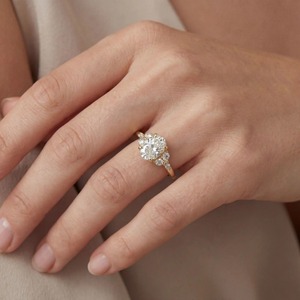 Anillo de compromiso de lujo de oro amarillo de 14K con diamantes de corte ovalado de 2.20 CT TDW y piedras laterales marquesa y redondas con engaste de garras - Product Image 6