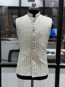 Veste longue élégante pour homme, brodée et ornée de sequins, idéale pour les événements formels, disponible à la vente - Product Image 5