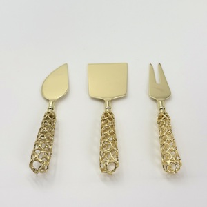ชุดอุปกรณ์ชีสสแตนเลสสตีลพร้อมด้ามจับลวดเหล็กหรูหรา พร้อมชุดช้อนส้อมเคลือบ PVD สีทอง สำหรับร้านอาหาร โดย R B Overseas - Product Image 4