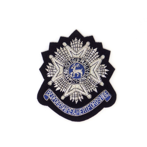 Nouveau design, patchs brodés sur mesure avec logo en fil métallique, haute qualité, vente en gros, badges personnalisés confortables à coudre avec épingle de sûreté - Product Image 1