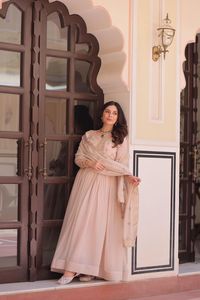 ชุดเดรสงานแต่งงานแบบ Anarkali สำหรับผู้หญิงรุ่นล่าสุด ตกแต่งด้วยผ้าจอร์เจตต์ลายดาว ประดับด้วยลูกปัดและงานปักดิ้นเลื่อม พร้อมผ้าคลุมไหล่ - Product Image 3