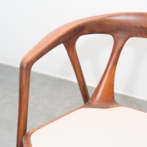 Chaise de salle à manger en bois nordique de qualité supérieure avec dossier et accoudoirs rembourrés, design moderne pour la maison, l'hôtel, l'appartement, le restaurant PISANO - Product Image 1