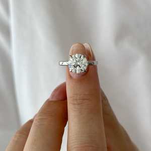 Anillo de Compromiso con Diamante Redondo Brillante de 2.5 Quilates, Corte Catedral, en Oro Blanco, Certificado IGI - Product Image 3