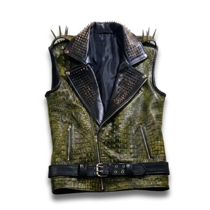 Chaleco de Cuero Genuino Verde para Hombre, Estilo Punk Rock, con Diseño Personalizado con Púas en la Parte Delantera, Resistente a la Intemperie - Product Image 1