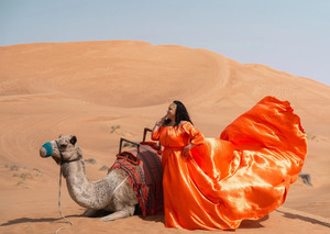 Vibrante Vestido de Satén Naranja para Sesión de Fotos en el Desierto, Atuendo Real Rajasthani para Safari en el Desierto Thar, Vestido Fluido con Hombros Descubiertos - Product Image 3