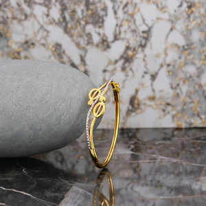 กำไลข้อมือทองสองสี ดีไซน์ทันสมัยสำหรับผู้หญิง ลายฉลุแบบโมเดิร์น น้ำหนักเบา เหมาะสำหรับสวมใส่ในชีวิตประจำวัน ผลิตด้วยงานฝีมือที่ทันสมัย - Product Image 5