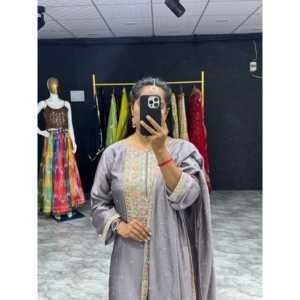 ชุดเสื้อผ้าปาร์ตี้สำหรับผู้หญิงชุดเสื้อผ้า plazzo dupatta พร้อมงานปัก - Product Image 3