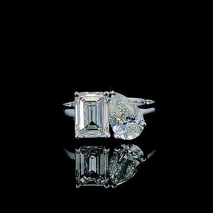 Anillo de compromiso Toi Et Moi con diamantes de doble corte esmeralda y pera – Joyería de diamantes de lujo moderna - Product Image 1