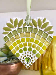Décoration suspendue en mosaïque de verre et bois TCE, artisanat Art Déco, motif cœur, faite à la main, ornementale, ETHEREAL BLUSH BLOSSOM - Product Image 4