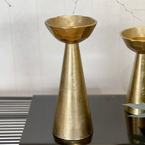 Ensemble de porte-bougies élégants en métal doré, avec un design facetté et une forme de piédestal moderne, parfait pour une décoration sophistiquée - Product Image 5