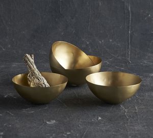 Bol de service classique en laiton, idéal pour les repas quotidiens, les occasions spéciales, les tables de mariage et la présentation décorative des desserts - Product Image 1