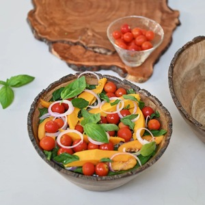 Bol de service artisanal en métal style ferme avec bordure en écorce naturelle pour la présentation de fruits et de salades - Product Image 6