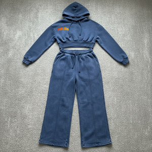 Conjunto de Top Corto con Capucha y Pantalones a Juego de Forro Polar para Mujer, Color Sólido, Logotipo Frontal, Ropa Casual para Otoño y Uso Urbano, Superventas 2026 - Product Image 4