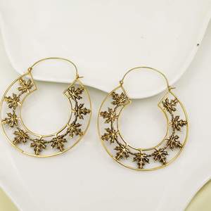 Boucles d'oreilles créoles en laiton plaqué or Sunil Jain, motif végétal, style bohème, bijoux de mode pour femmes du Rajasthan - Product Image 3