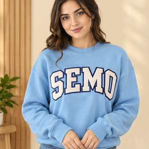 Suéter Rosa de Cuello Alto para Mujer con Estampado de Letras SEMO Personalizado, Bordado de Letras Griegas, Ropa de Hermandad Universitaria, Espíritu Universitario - Product Image 3