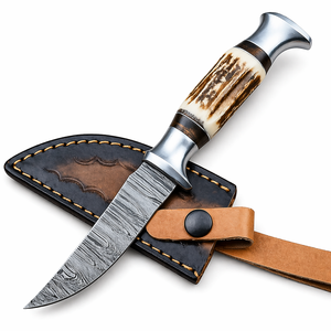 Couteau de chasse artisanal en acier Damas avec manche en corne et étui en cuir – Couteau de survie à lame fixe pour le camping en plein air - Product Image 1