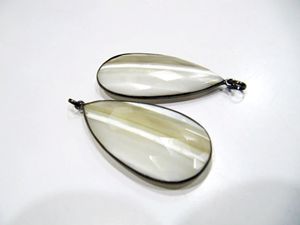Pendentif Breloque en Opale Blanche Naturelle Forme Poire Briolette Facettée avec Connecteur en Laiton 22 x 45 mm – Pierre Précieuse de Haute Qualité - Product Image 1