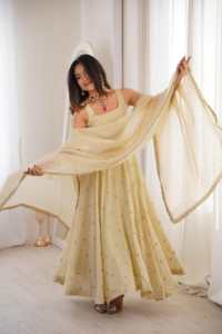 Colección de diseñador en Cosmos Gold con bordados, conjunto de vestido y dupatta completamente cosido, listo para usar. - Product Image 4