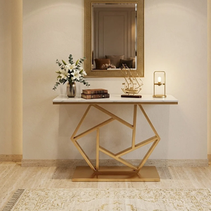 Console élégante avec plateau en marbre blanc et structure en métal doré en forme de V géométrique, disponible à prix de gros. - Product Image 4