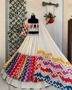 Tenue ethnique spéciale Navratri en pur coton mousseline avec imprimé numérique et travail de miroirs, Lehenga Choli avec dupatta imprimée et ornée de miroirs - Product Image 3