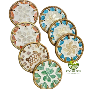Sous-verre artisanal d'inspiration côtière en coquillages, mosaïque florale décorative, avec finition en rotin naturel - Product Image 1