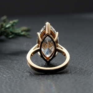 Bague solitaire au design tendance avec diamant de laboratoire taille marquise en or jaune, bijoux fins pour femme - Product Image 5