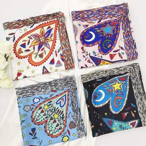 Élégant foulard en soie de créateur pour femme, bandana carré, foulard de tête tendance, foulard pour cheveux, foulard de cou doux et lisse au toucher satiné pour femme - Product Image 2