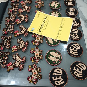 Broche Redondo Hecho a Mano con Cuentas, Insignia Étnica con Letras, Parche de Tela Multicolor Negro - Product Image 5