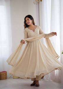 Robe Anarkali blanche en faux georgette, col en V, manches brodées, style Choli, dupatta en dentelle dorée, pour l'hiver et l'été, idéale pour les fêtes - Product Image 1