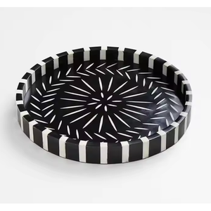 Plateau en céramique artisanal de luxe avec incrustation florale en os gravé, style contemporain, pour servir des collations, des desserts, des boissons, sur la table à manger - Product Image 2