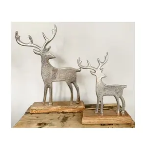 Vendita calda metallo alluminio argento renna Base in legno accessori per la decorazione della casa renna ornamento di natale