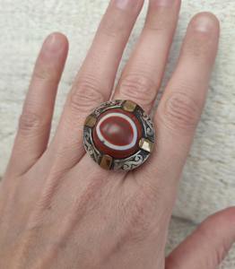 Anillo Tribal Afgano Tradicional Cuadrado con Pátina Plateada Intensa, Grabados Florales Intrincados y Colgante en Miniatura - Product Image 2