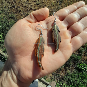 Élégantes boucles d'oreilles en bois incrusté et résine, motif feuille avec pièce maîtresse en perles pour mariages, fêtes, anniversaires et fiançailles - Product Image 1