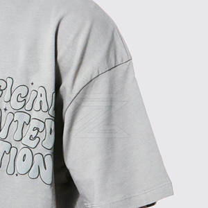 T-shirt décontracté tendance avec impression en relief épaisse, motif graphique audacieux en relief, haut confortable et tendance pour tous les jours - Product Image 3