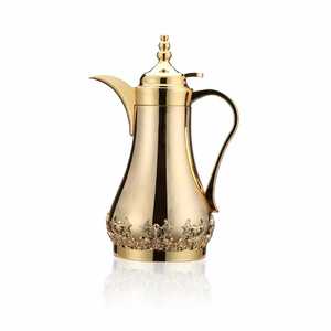 Carafe isotherme de luxe dorée, type Dallah arabe, avec base ornée, pour l'accueil Majlis - Product Image 1