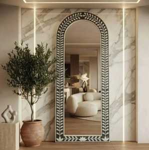 Grand miroir mural artisanal avec incrustations en os, meuble de luxe fait main pour chambre et salon, provenant d'Inde. - Product Image 3