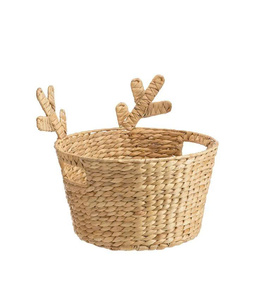 Panier artisanal en jacinthe d'eau avec un magnifique et durable motif de rennes de Noël pour Noël - Product Image 1