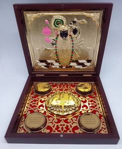 Boîte artisanale écologique en acier inoxydable, décorative, sculptée, plaquée or, avec idole Shrinath Ji et pièces de monnaie Charan Paduka, pour la maison - Product Image 1