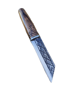 Cuchillo de caza hecho a mano de acero al carbono con hoja de punta caída, mango de madera y grabado geométrico, hoja fija para uso en exteriores. - Product Image 4