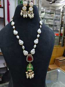 Parure Collier et Boucles d'Oreilles Vintage en Laiton Plaqué avec Perles, Zircon et Pendentif Vert – Bijoux Cadeau de Mariage pour Femme - Product Image 3
