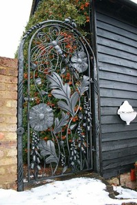 Elegant Iron Wall Decor With Swirl Design For Photo Frames And Ornaments - Product Image 5