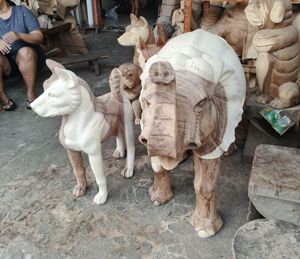 Estatua de perro y elefante de madera de suar para decoración del hogar. Decoración navideña hecha a mano de Java Central, Indonesia - Product Image 2