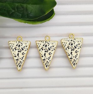 Colgantes de Jaspe Dálmata Triangulares Hechos a Mano - Dijes Bañados en Oro para Creación de Joyería DIY - Product Image 1