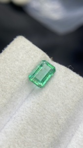 Esmeralda Zambiana Natural Certificada, Corte Octogonal, con Buen Brillo, Piedra Preciosa Suelta para Joyería, 1.14 Quilates - Product Image 3