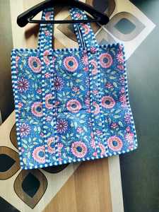 Bolso de hombro acolchado de algodón bordado con motivos florales para salidas informales, compras, viajes y uso diario. - Product Image 3