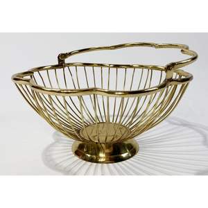 Panier à fruits en métal haut de gamme et neuf avec une finition de haute qualité ajoute une touche de luxe aux salles à manger, cuisines et tables d'événements. - Product Image 5