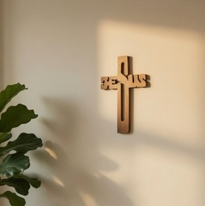Cruz de Madera Hecha a Mano, Ligera y Ecológica, con Nombre de Jesús, Diseño Art Deco, Regalo Perfecto de Navidad para Decoración del Hogar Cristiano - Product Image 3