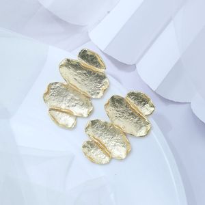 Boucles d'oreilles pendantes de luxe en forme de pétale doré, fabriquées à la main pour femmes, bijoux légers et élégants, laiton plaqué or, cadeau en argent sterling - Product Image 1